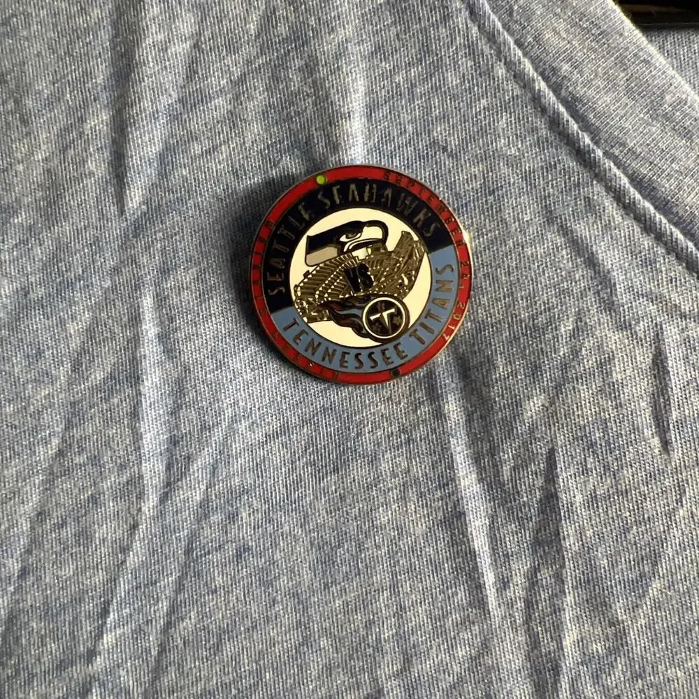 Tennessee Titans Jersey‎ Womens Medium Blue NFL Football Team Clothing Pin